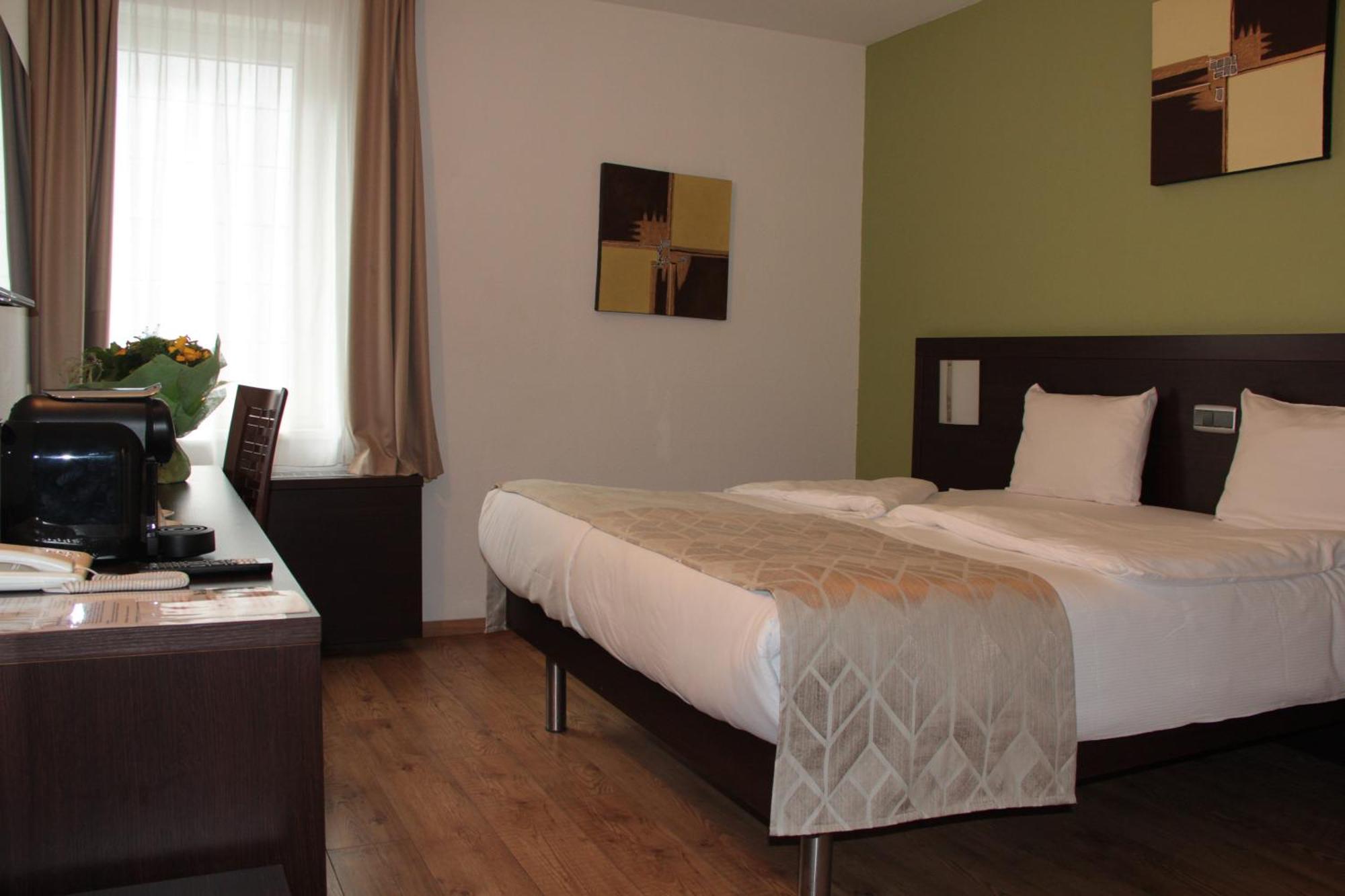 Threeland Hotel Petange Bagian luar foto