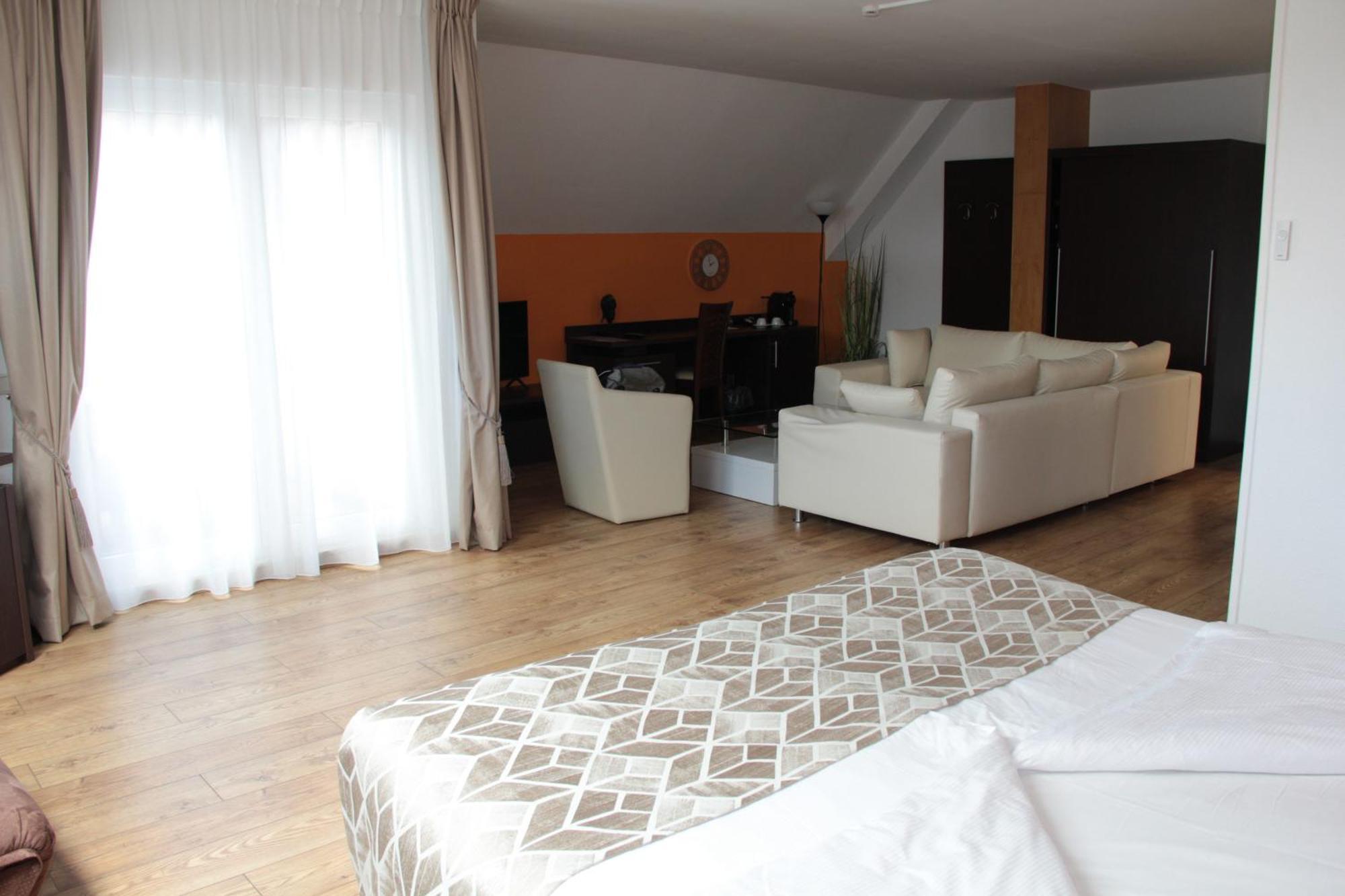 Threeland Hotel Petange Bagian luar foto